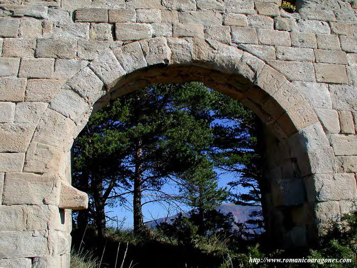 PORTADA DE ACCESO AL TEMPLO. DOVELAS CON INSCRIPCIN